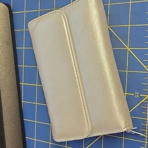 Multi Functure 6x4 Wallet New - Light Silver